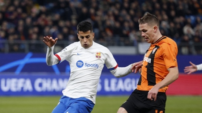 Penyerang Shakhtar Donetsk, Danylo Sikan (kanan) dan bek Barcelona, Joao Cancelo bersaing memperebutkan bola selama matchday keempat Grup H Liga Champions 2023-2024 antara FC Shakhtar Donetsk vs FC Barcelona di Hamburg, Jerman utara pada 7 November 2023.Axel Heimken / AFP