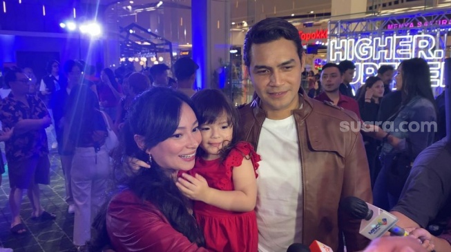 Asmirandah dan Jonas Rivanno bersama anak mereka Chloe Emanuelle di kawasan Kebayoran Lama, Jakarta Selatan, Selasa (7/11/2023). [Suara.com/Tiara Rosana]