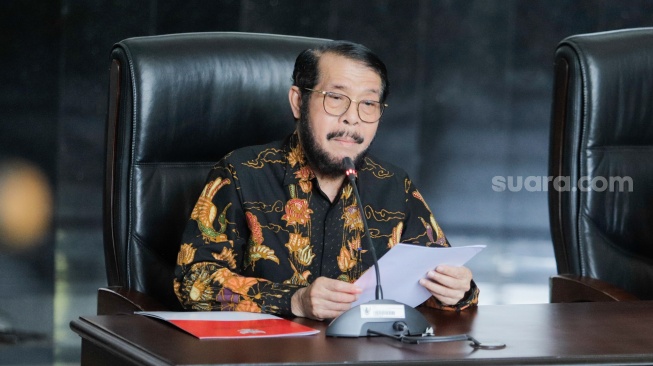 Mantan Ketua Mahkamah Konstitusi Anwar Usman saat memberikan keterangan pers di Gedung MK, Jakarta, Rabu (8/11/2023). [Suara.com/Alfian Winanto]