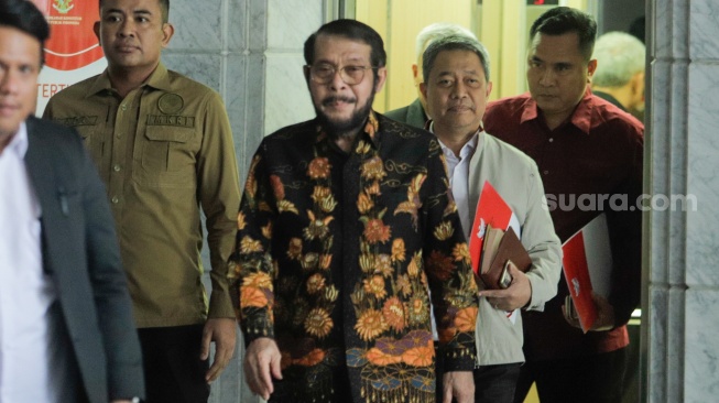 Mantan Ketua Mahkamah Konstitusi Anwar Usman (tengah) saat datang untuk memberikan keterangan pers di Gedung MK, Jakarta, Rabu (8/11/2023). [Suara.com/Alfian Winanto]