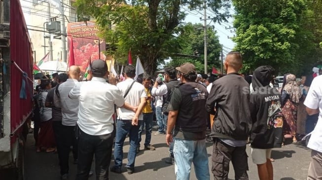 BREAKING NEWS : Aliansi Rakyat NTB Untuk Palestina Demo di McDonalds Mataram