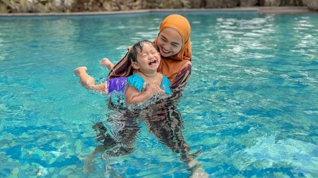 Artis Dihujat Karena Ngontenin Anak (Instagram/@riaricis1795)