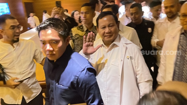 Bakal capres dari Koalisi Indonesia Maju, Prabowo Subianto saat tiba di acara Deklarasi Barisan Pengusaha Pejuang di Djakarta Theater, Jakarta Pusat, Rabu (8/11/2023). (Suara.com/Novian)