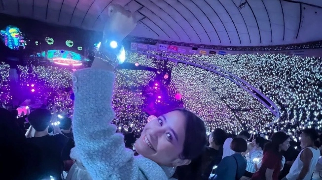 Bikin Merinding, Prilly Latuconsina Rekam Keseruan Nonton Konser Coldplay  di Jepang