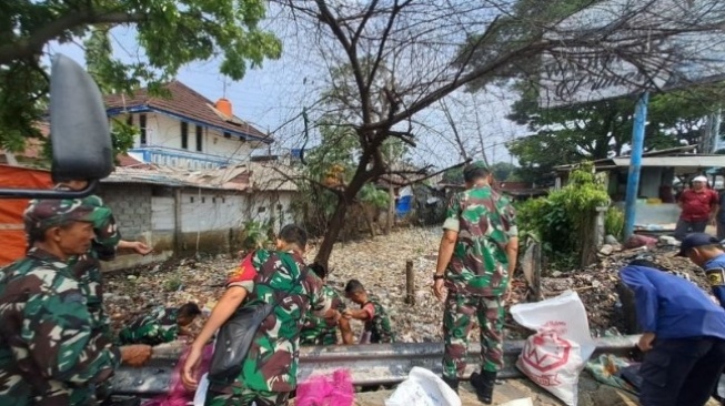 Kena Tegur Pj Gubernur Jabar, Bupati Bogor Langsung Bersihkan Tumpukan Sampah di Ciawi