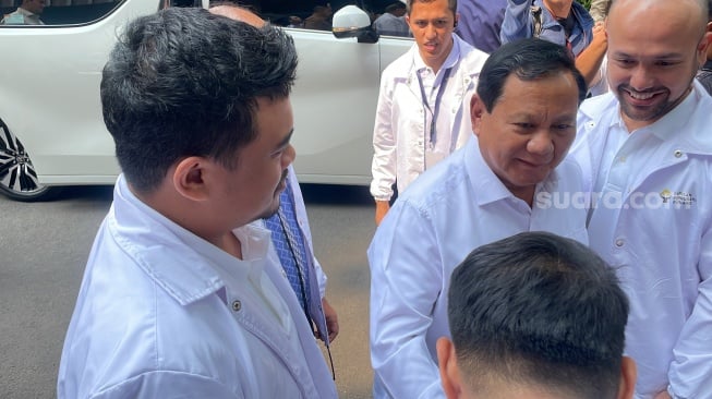 Wali Kota Medan Bobby Nasution menyambut bakal capres Prabowo Subianto saat tiba di acara Deklarasi Barisan Pengusaha Pejuang di Djakarta Theater, Jakarta Pusat, Rabu (8/11/2023). (Suara.com/Novian)