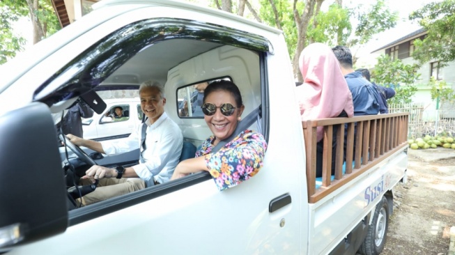 Momen Ganjar Pranowo jadi sopir Susi Pudjiastuti. (Foto: Ist)