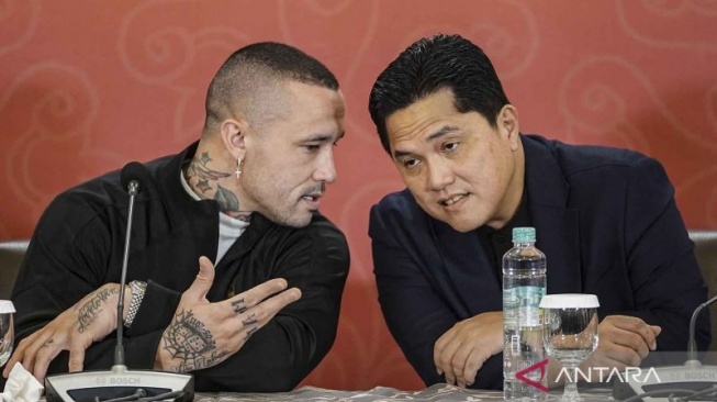 PSSI General Chair Erick Thohir (right) chats with footballer Radja Nainggolan (left) during a press conference in Newsdelivers.com, Wednesday (8/11/2023).  The General Chair of PSSI invited two football figures Radja Nainggolan and Sabreena Dressler to promote the 2023 U-17 World Cup. ANTARA FOTO/Dhemas Reviyanto/nym.