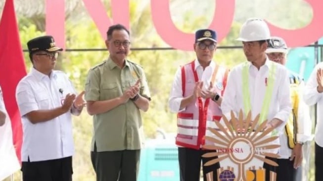 Pj Gubernur Akmal Malik (kiri), Kepala Otorita IKN Bambang Susantono, dan Presiden Jokowi. [Ist]