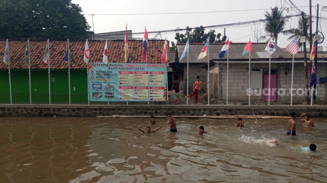 Cara Warga Kampung Asem Bekasi Meriahkan Piala Dunia U-17 2023, Gotong Royong Pasang Bendera Tim Peserta