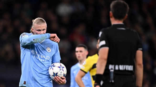 Manchester City striker from Norway, Erling Haaland (left) prepares to take a penalty during the fourth matchday of Group G of the 2023-2024 Champions League between Manchester City vs Young Boys at the Etihad Stadium in Manchester, northwest England, on November 7, 2023.Oli SCARFF / AFP .