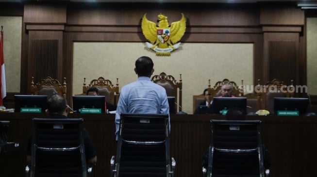 Terdakwa kasus dugaan korupsi penyediaan infrastruktur BTS 4G dan infrastruktur pendukung paket 1,2,3,4 dan 5 dari Bakti Kemenkominfo tahun 2020 sampai 2022 Johnny G Plate saat menjalani sidang vonis di Pengadilan Tipikor, Jakarta, Rabu (8/11/2023). [Suara.com/Alfian Winanto]