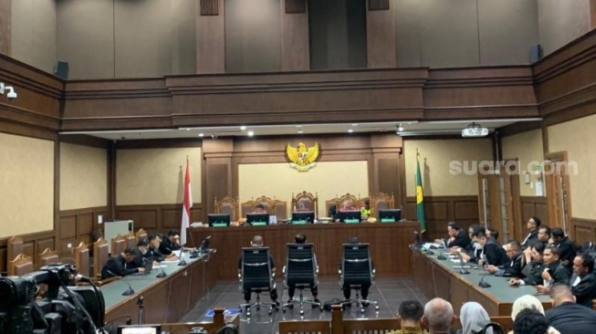 Suasana sidang vonis mantan Menkominfo Johnny G Plate di Pengadilan Tindak Pidana Korupsi (Tipikor) Jakarta pada Rabu (8/11/2023). (Suara.com/Yaumal)