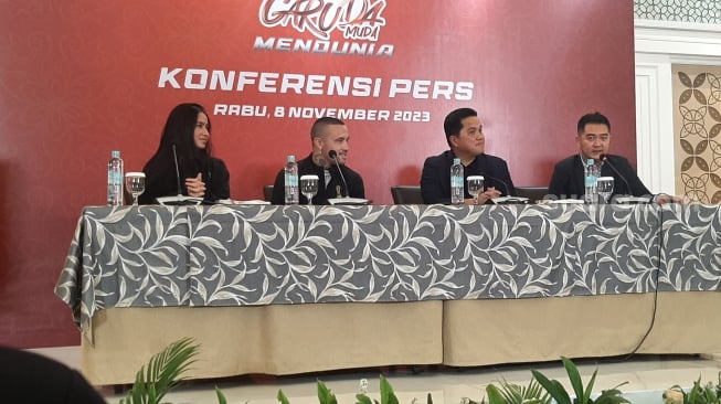 Konferensi pers bersama Ketua Umum PSSI Erick Thohir, legenda sepakbola Belgia Radja Nainggolan, dan pemain Timnas Indonesia Wanita Sabreena Dreesler, Rabu (8/11/2023) sore (Suara.com/Adie Prasetyo Nugraha).