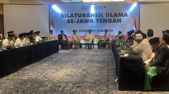 Puluhan ulama asal Jawa Tengah menyatakan dukungan untuk pasangan Prabowo-Gibran sebagai bakal capres dan cawapres. Dukungan itu dinyatakan dalam acara Silaturahmi Ulama se-Jawa Tengah yang digelar di Hotel Arya Duta, Jakarta, Rabu (8/11) malam. [Suara.com/Novian]