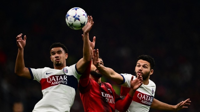 Bek AC Milan, Malick Thiaw (tengah) berebut bola dengan gelandang Paris Saint-Germain, Warren Zaire-Emery dan Fabian Ruiz selama matchday keempat Grup F Liga Champions 2023-2024 di stadion San Siro di Milan pada 7 November 2023.Marco BERTORELLO / AFP.