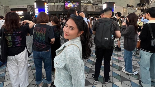 Prilly Latuconsina nonton konser Coldplay di Jepang (Instagram/prillylatuconsina96)