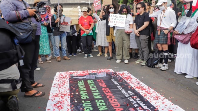 Massa yang tergabung dari aktivis dan masyarakat menggelar aksi solidaritas untuk Palestina di depan Kedubes Amerika Serikat, Jakarta, Kamis (9/11/2023). [Suara.com/Alfian Winanto]