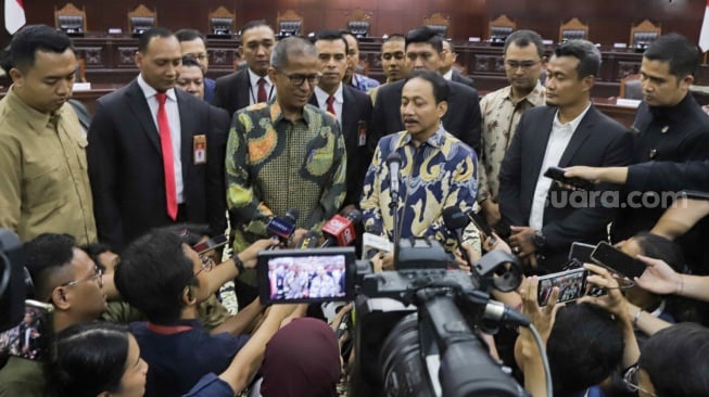 Ketua Mahkamah Konstitusi yang baru, Suhartoyo bersama dengan Wakil Ketua MK Saldi Isra saat konferensi pers di Gedung MK, Jakarta, Kamis (9/11/2023). [Suara.com/Alfian Winanto]