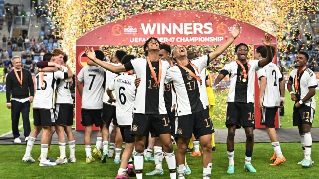 Para pemain Jerman U-17 merayakan kemenangan setelah memenangkan pertandingan final EURO U-17 2023 antara Jerman vs Prancis di Stadion Hidegkuti Nandor di Budapest, Hongaria pada 2 Juni 2023.Attila KISBENEDEK / AFP.