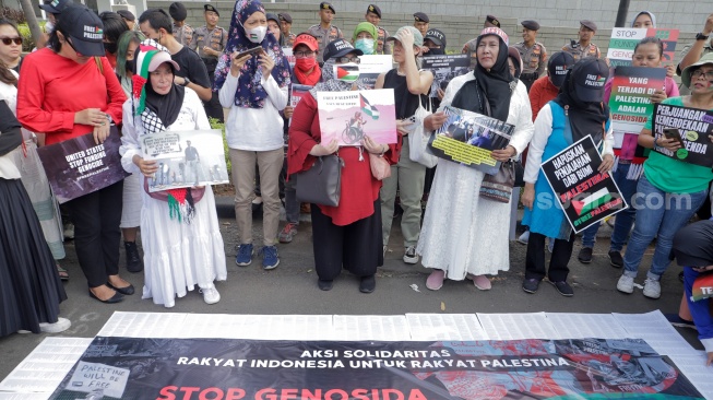 Massa yang tergabung dari aktivis dan masyarakat menggelar aksi solidaritas untuk Palestina di depan Kedubes Amerika Serikat, Jakarta, Kamis (9/11/2023). [Suara.com/Alfian Winanto]