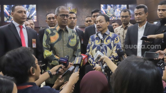 Ketua Mahkamah Konstitusi yang baru, Suhartoyo bersama dengan Wakil Ketua MK Saldi Isra saat konferensi pers di Gedung MK, Jakarta, Kamis (9/11/2023). [Suara.com/Alfian Winanto]