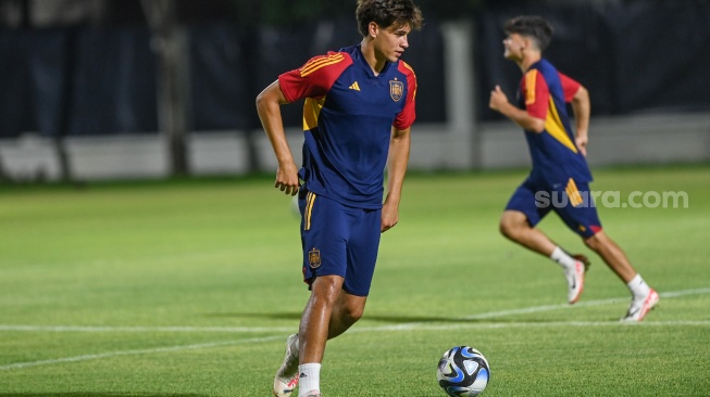 Penyerang Timnas Spanyol U-17, Marc Guiu saat berlatih di Lapangan Banyuanyar, Solo, Kamis (9/11/2023). [Suara.com/Ronald Seger Prabowo]