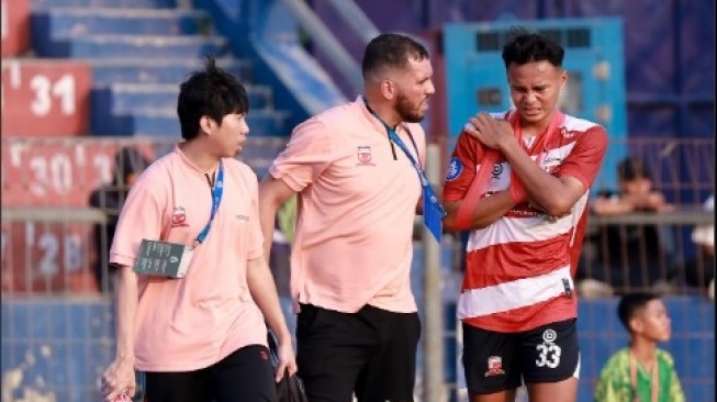 Bek Madura United Alami Cedera, Ada Benjolan di Bahu