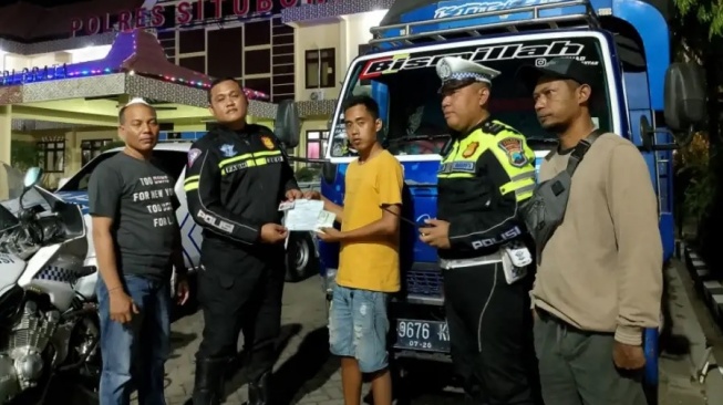 Truk Oleng yang Viral di Situbondo Ditahan Polisi, Pengemudi Kena Batunya