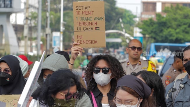 Massa yang tergabung dari aktivis dan masyarakat menggelar aksi solidaritas untuk Palestina di depan Kedubes Amerika Serikat, Jakarta, Kamis (9/11/2023). [Suara.com/Alfian Winanto]