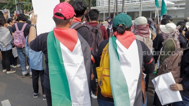 Massa yang tergabung dari aktivis dan masyarakat menggelar aksi solidaritas untuk Palestina di depan Kedubes Amerika Serikat, Jakarta, Kamis (9/11/2023). [Suara.com/Alfian Winanto]