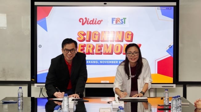 Signing ceremony Vidio dan First Media di Tangerang. [First Media]  