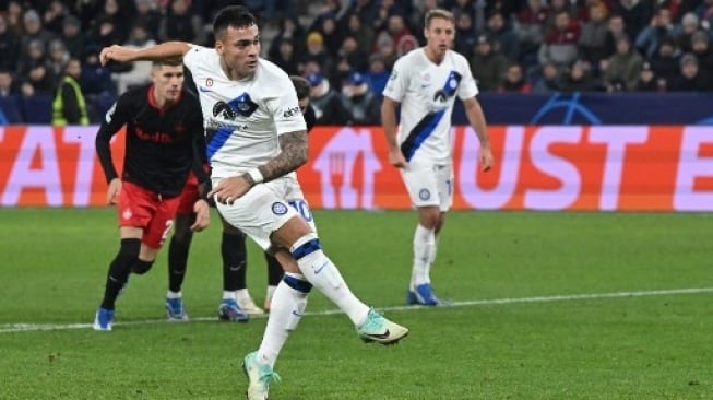 Penyerang Inter Milan #10 Lautaro Martinez mencetak gol pembuka pada pertandingan sepak bola Grup D Liga Champions UEFA antara FC Salzburg dan Inter Milan di Salzburg, Austria pada 8 November 2023. KERSTIN JOENSSON / AFP