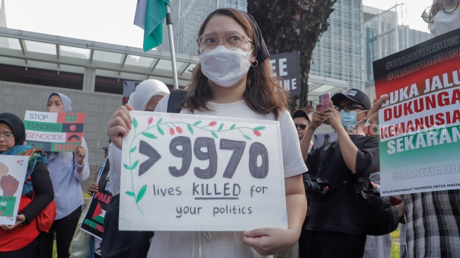 Massa yang tergabung dari aktivis dan masyarakat menggelar aksi solidaritas untuk Palestina di depan Kedubes Amerika Serikat, Jakarta, Kamis (9/11/2023). [Suara.com/Alfian Winanto]