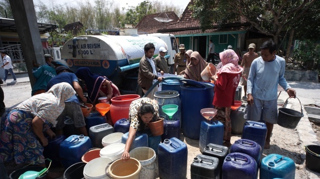 Atasi Bencana Kekeringan Ekstrem, UPZ Baznas Semen Gresik Gandeng BPBD Salurkan 500 ribu Liter Air Bersih