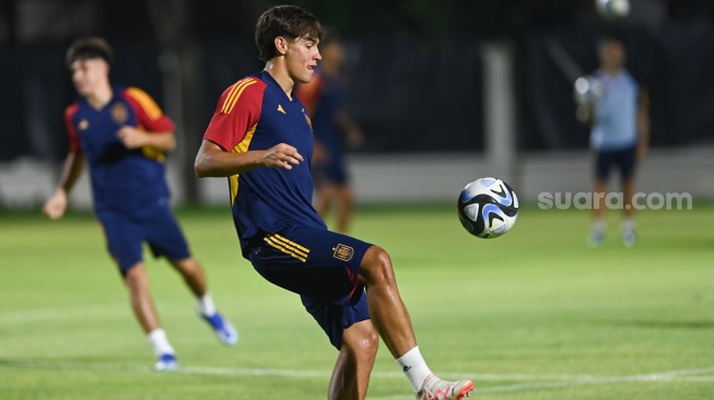 Penyerang Timnas Spanyol U-17, Marc Guiu saat berlatih di Lapangan Banyuanyar, Solo, Kamis (9/11/2023). [Suara.com/Ronald Seger Prabowo]