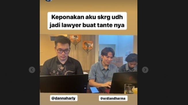 Okie Agustina tunjuk keponakan sebagai pengacara (Instagram/@okieagustina))