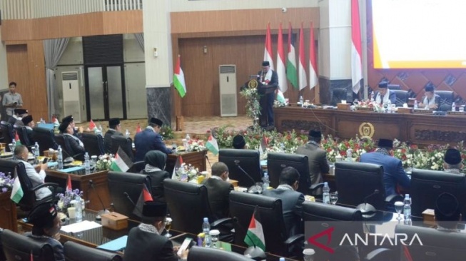 Momen Rapat Paripurna DPRD Kabupaten Bogor Dipenuhi Bendera Palestina