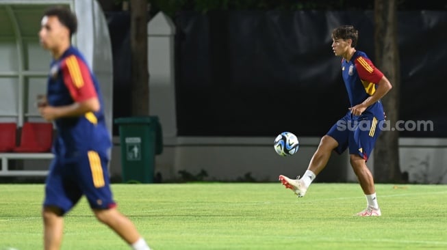 Penyerang Timnas Spanyol U-17, Marc Guiu saat berlatih di Lapangan Banyuanyar, Solo, Kamis (9/11/2023). [Suara.com/Ronald Seger Prabowo]