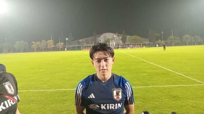 Penyerang timnas Jepang U-17 Gaku Nawata menjawab pertanyaan pewarta setelah menjalani sesi latihan tim di Lapangan Saraga ITB, Kota Bandung, Kamis (9/11/2023). (ANTARA/RAUF ADIPATI)