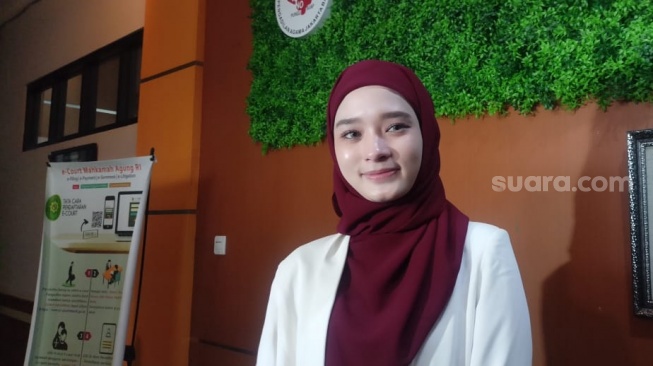 Inara Rusli ditemani pengacaranya, Arjana Bagaskara usai resmi bercerai dengan Virgoun di Pengadilan Agama Jakarta Barat pada Jumat (10/11/2023) [Suara.com/Rena Pangesti]