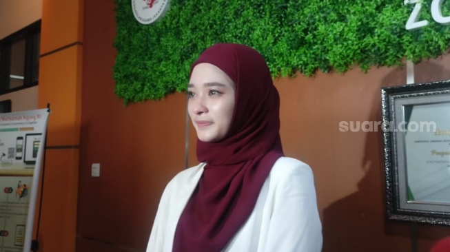 Inara Rusli ditemani pengacaranya, Arjana Bagaskara usai resmi bercerai dengan Virgoun di Pengadilan Agama Jakarta Barat pada Jumat (10/11/2023) [Suara.com/Rena Pangesti]