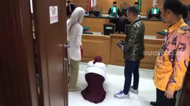 Inara Rusli sujud syukur di ruang sidang usai gugatan cerai yang diajukan dikabulkan majelis hakim Pengadilan Agama Jakarta Barat, Jumat (10/11/2023) [Suara.com/Rena Pangesti]