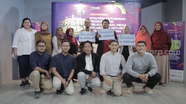 Pemimpin Redaksi Suara.com Suwarjono (tengah) foto bersama dengan finalis dan tiga UMKM dengan proposal bisnis terbaik pada kompetisi Proposal Bisnis Pasar Lokal Suara UMKM Volume 3 di Kantor Suara.com, Jalan Mega Kuningan, Jakarta Selatan, Jumat (10/11/2023). [Suara.com/Ramadhani Ari Nugroho]