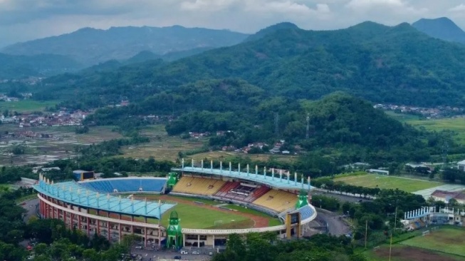 Media Asing Puji Setinggi Langit Stadion Si Jalak Harupat: Rumput Sempurna, Pemandangan Indah (Instagram @@pejalanmalas.id)