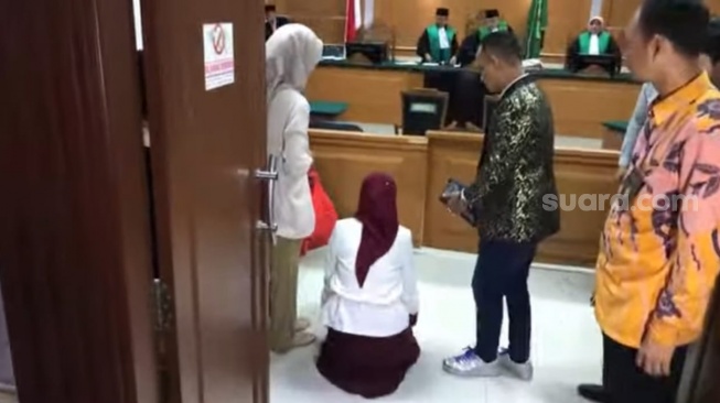 Inara Rusli sujud syukur di ruang sidang usai gugatan cerai yang diajukan dikabulkan majelis hakim Pengadilan Agama Jakarta Barat, Jumat (10/11/2023) [Suara.com/Rena Pangesti]