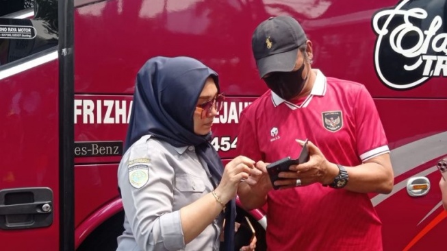 Fans Timnas Indonesia Manfaatkan Shuttle Bus Piala Dunia U-17 2023 ke Stadion Gelora Bung Tomo