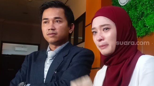 Resmi Cerai dari Virgoun, Tangis Inara Rusli Pecah hingga Sujud Syukur di Pengadilan