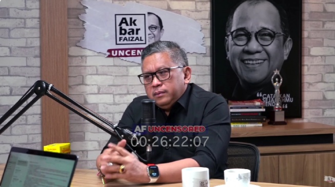 Sekretaris Jenderal PDIP Hasto Kristiyanto tak kuat menahan tangis ketika membicarakan Presiden Joko Widodo atau Jokowi dalam podcast yang ditayangkan  YouTube Akbar Faizal Uncensored. [Tangkap Layar]