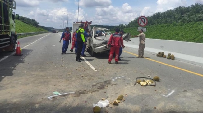 Kecelakaan lalu lintas terjadi di KM 34 Jalan Tol Pekanbaru-Dumai pada Jumat (10/11/2023). [Dok Ditlantas Polda Riau]